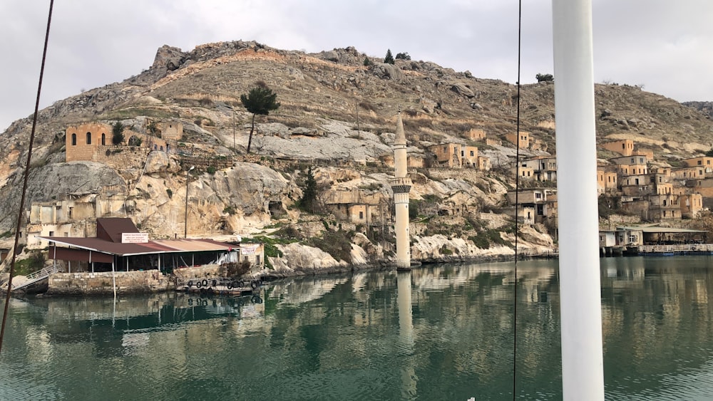 Uno specchio d'acqua con una montagna sullo sfondo