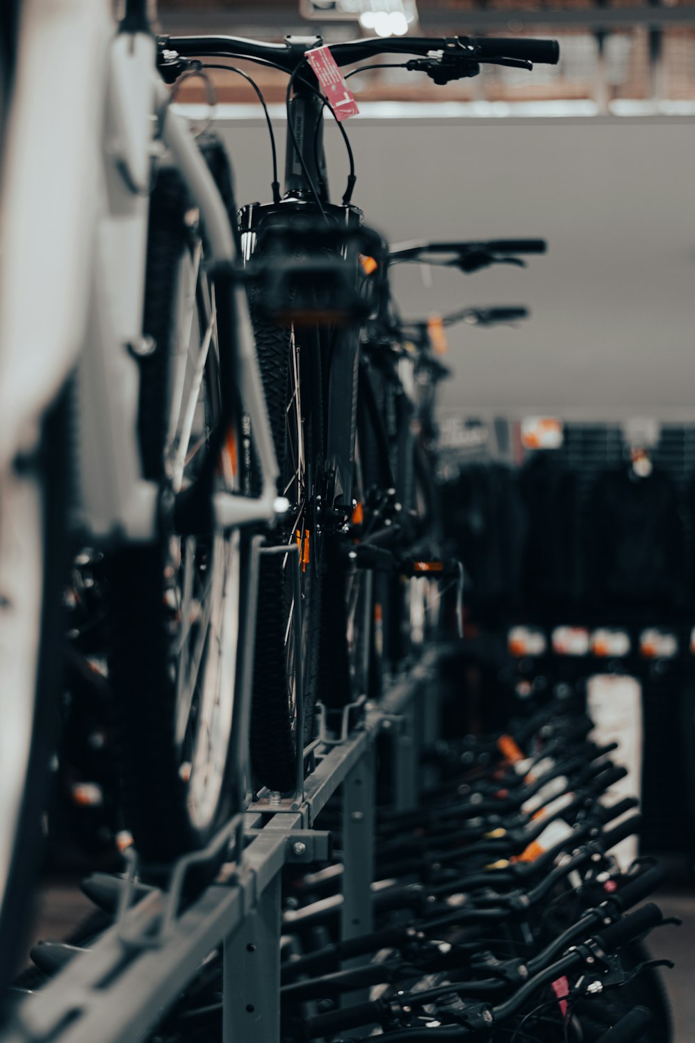 Una bicicleta está estacionada en un estante en una tienda de bicicletas