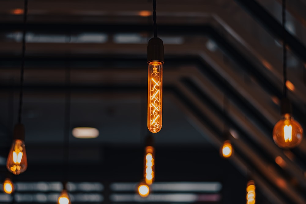 a bunch of light bulbs hanging from a ceiling