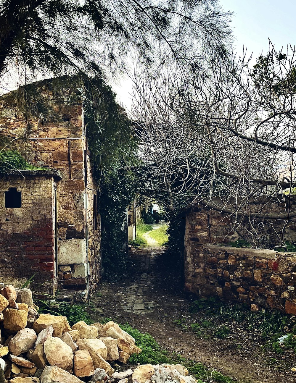 石の小道が通じる古いレンガ造りの建物