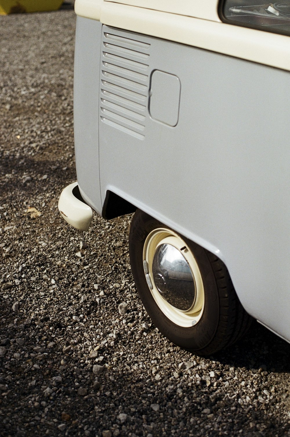 um close up das rodas de uma pequena van