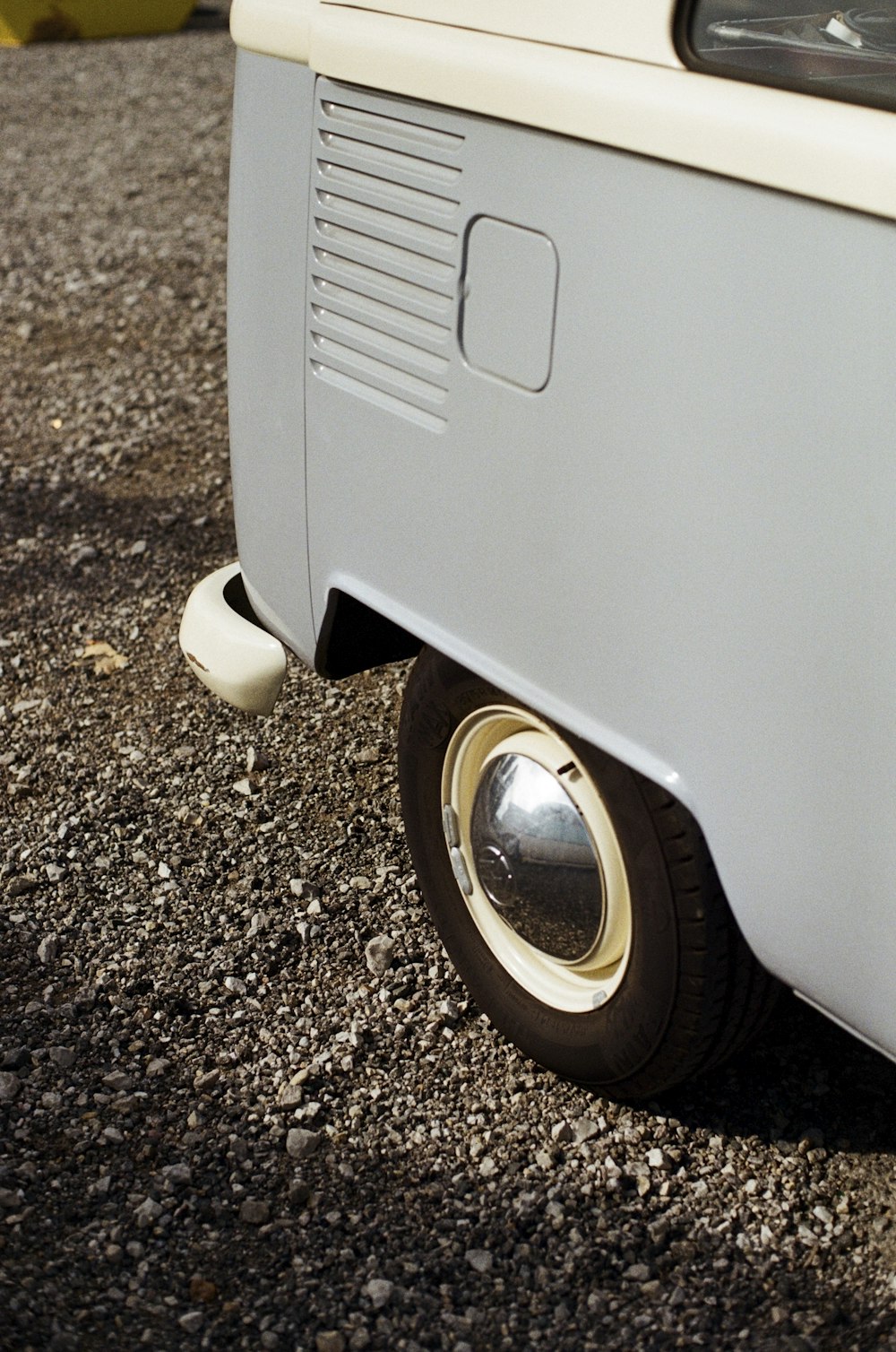 Un gros plan des roues d’une petite camionnette