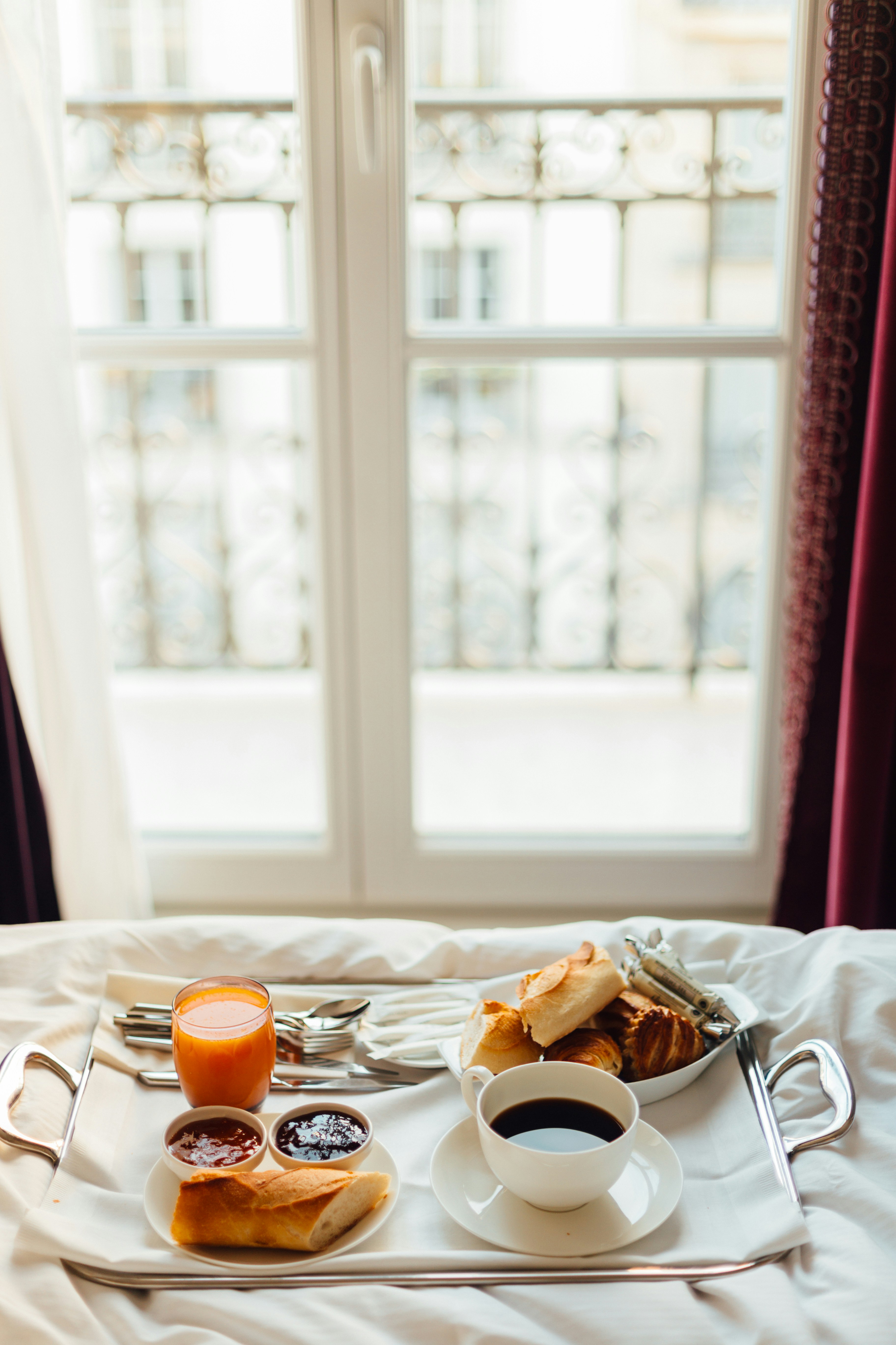 5 Luxury Hotel in Paris With Breakfast in Bed Packages