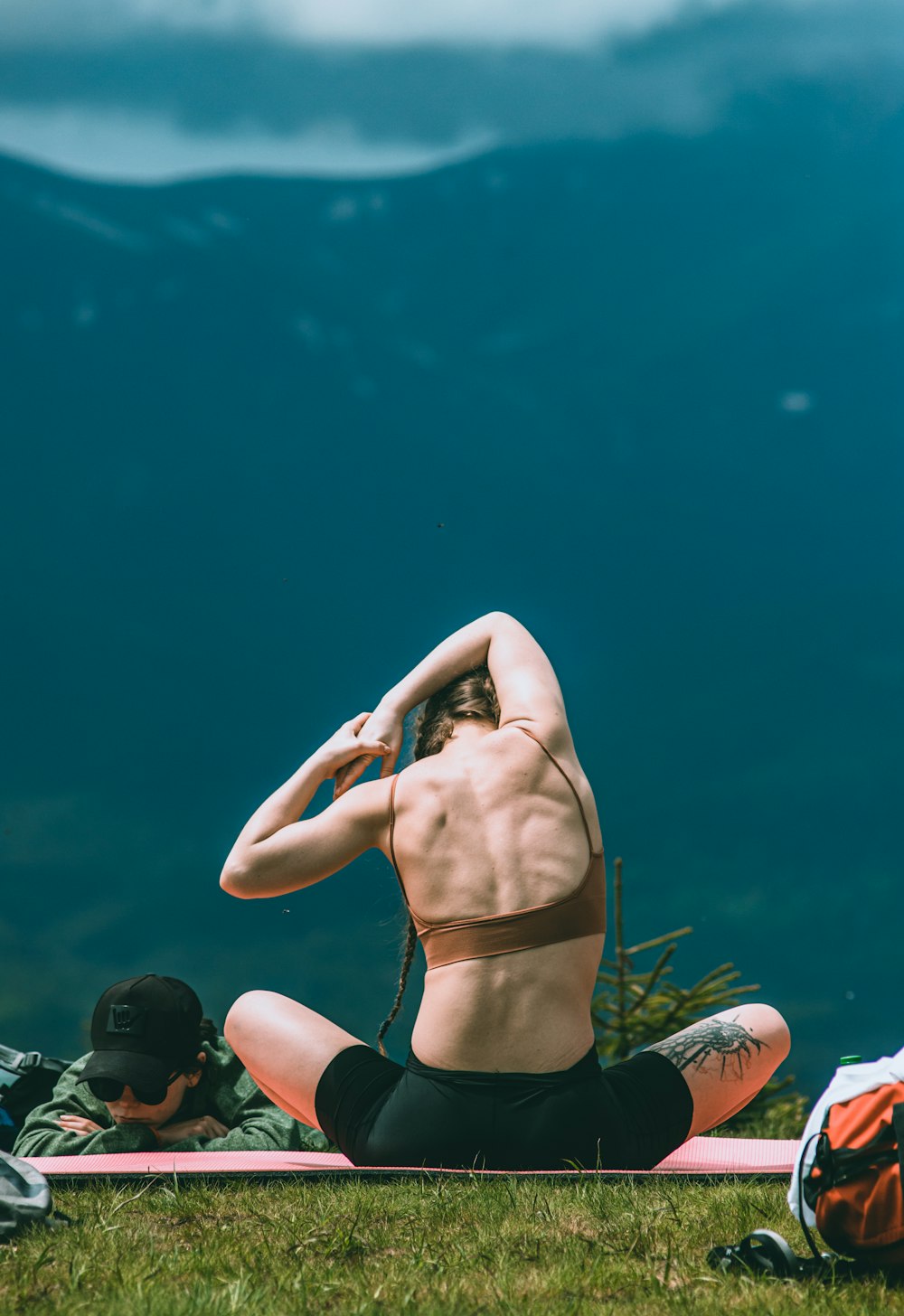 um homem sentado em cima de uma prancha de surf na grama