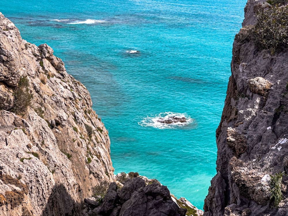 una vista di uno specchio d'acqua da una scogliera