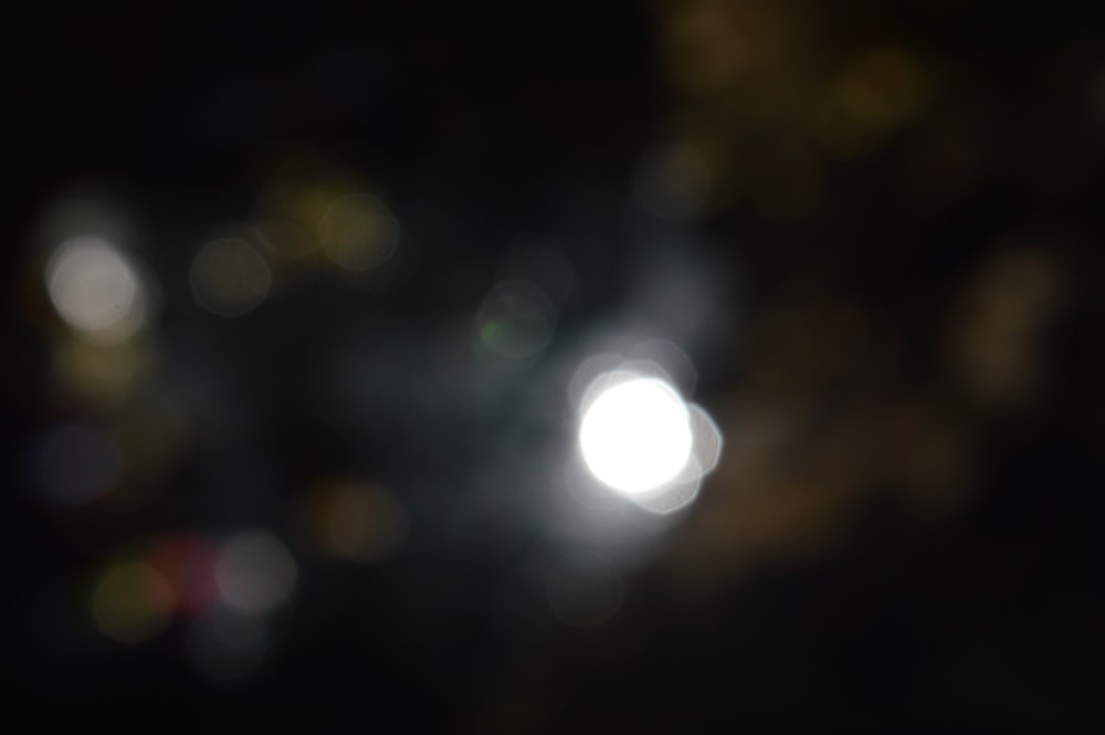 a blurry photo of a street light at night