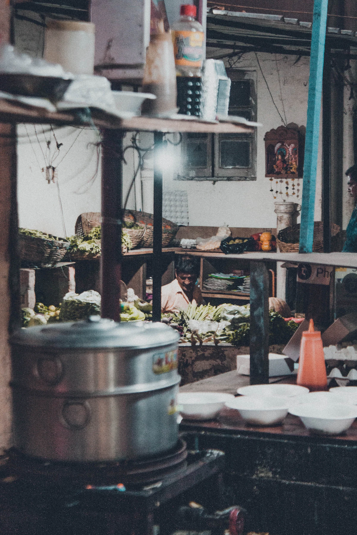 Dapur penuh panci dan wajan yang tergantung