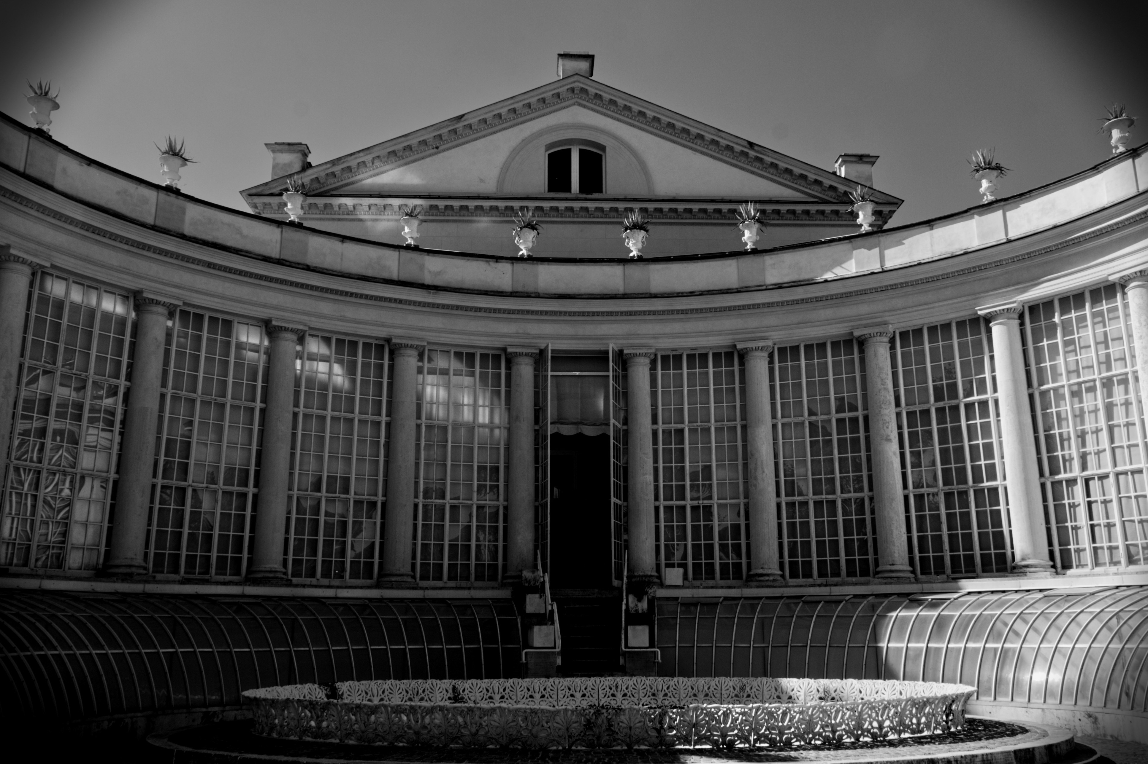 a black and white photo of a building
