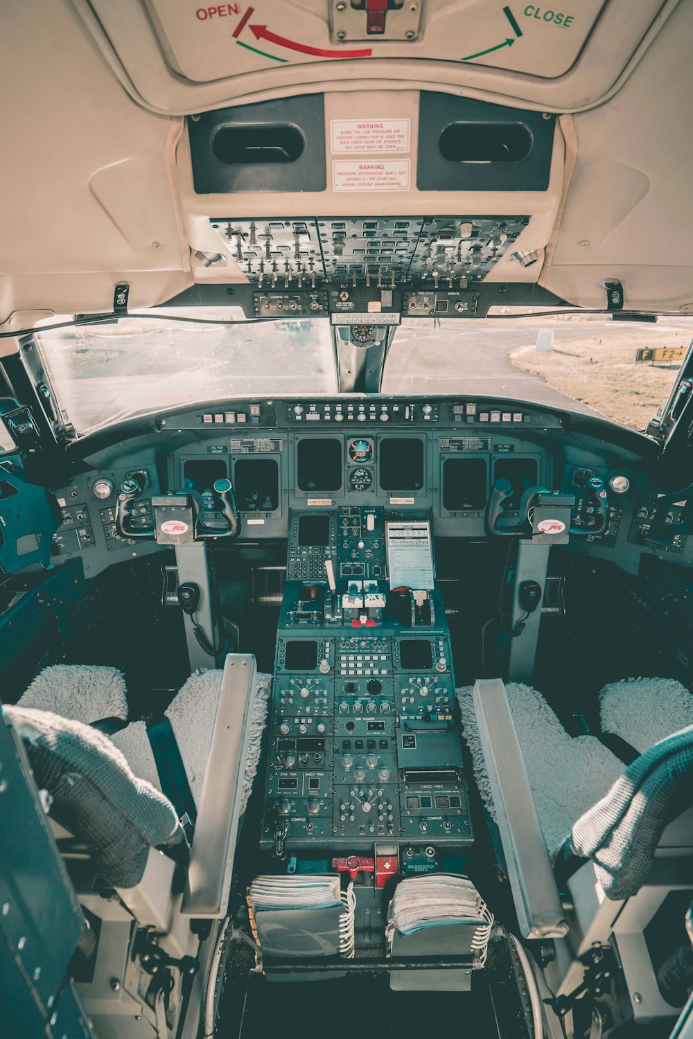 una vista della cabina di pilotaggio di un aereo