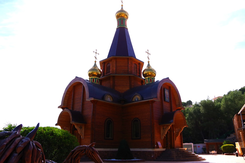 una iglesia con una estatua de caballo frente a ella