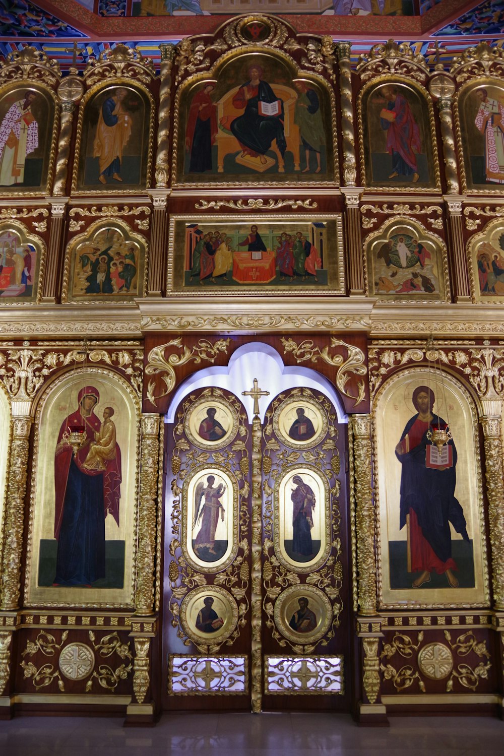 eine reich verzierte Kirche mit Gemälden an den Wänden