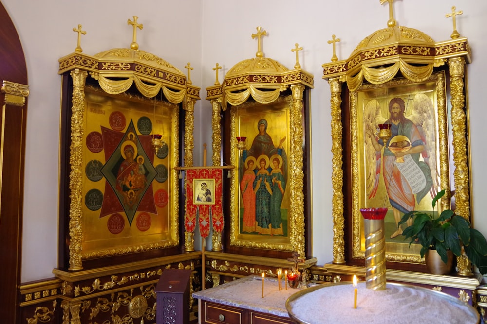 a church with two altars with paintings on them