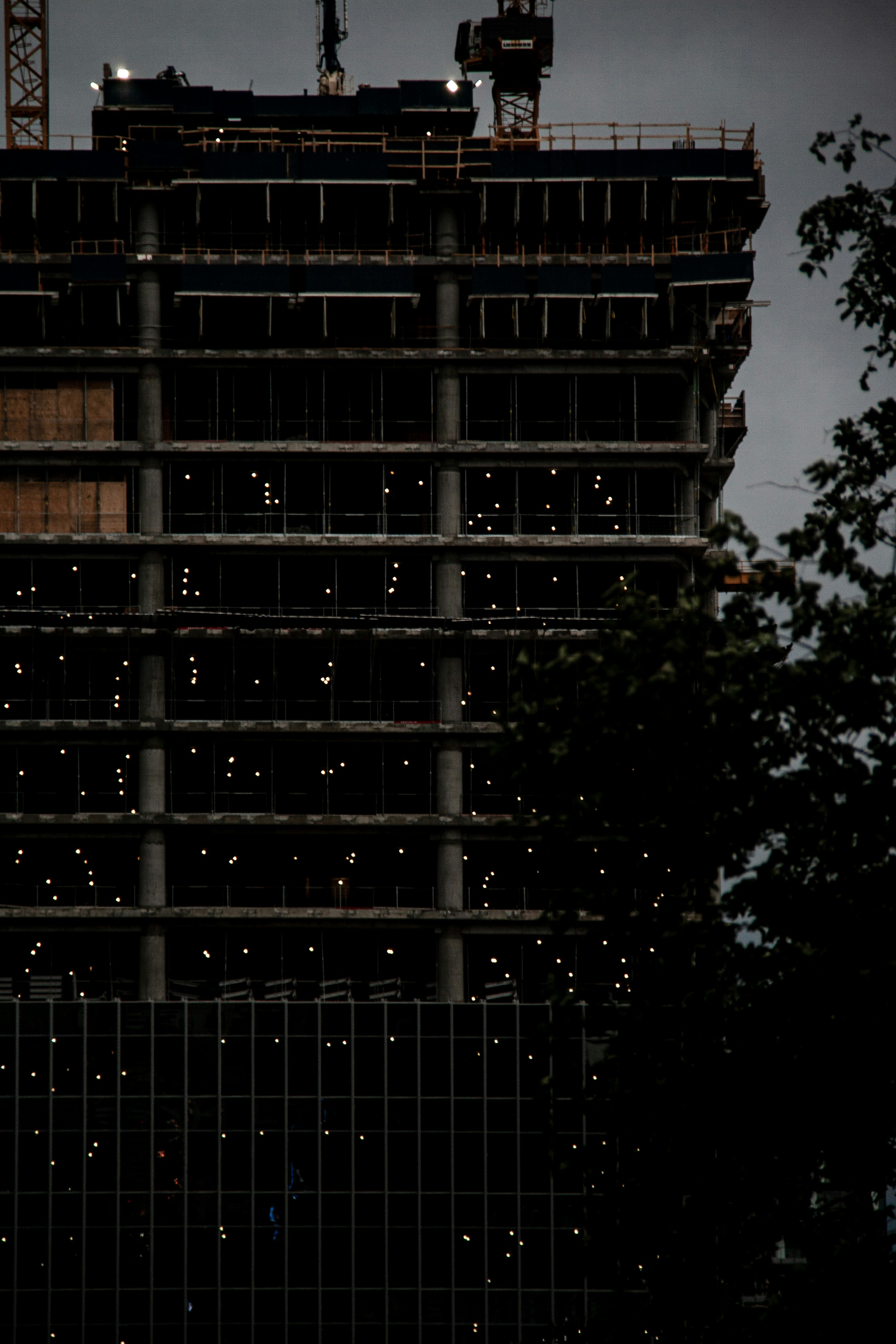 Un edificio alto con un reloj en la parte delantera