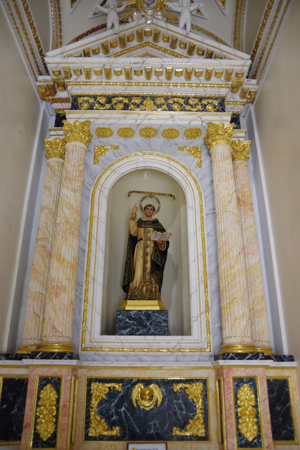 una estatua de una persona en una iglesia