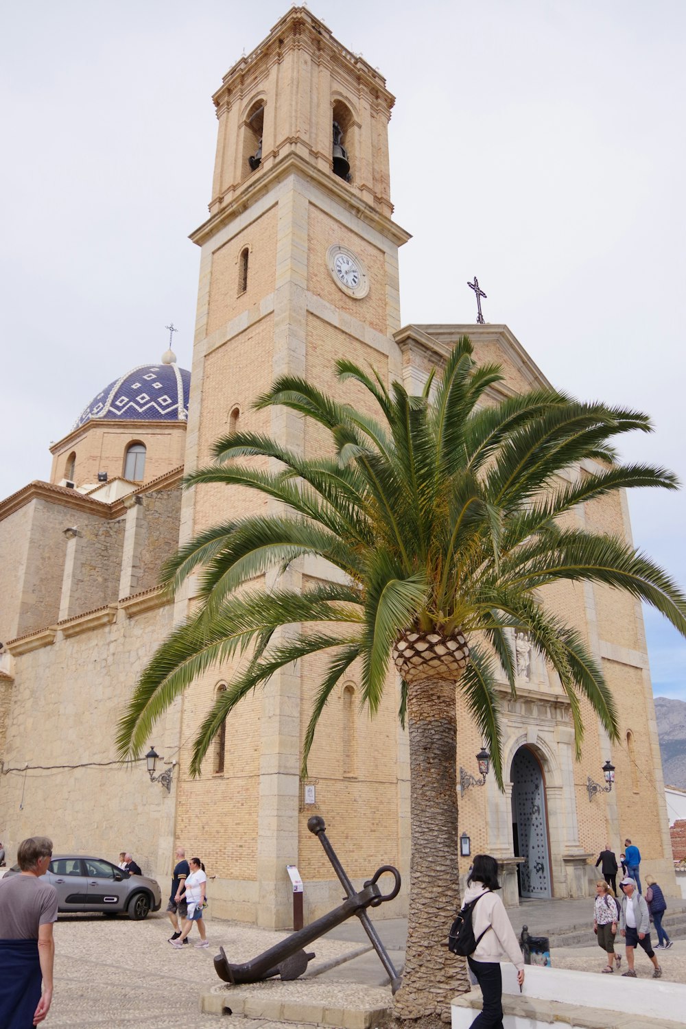 Eine Palme vor einer Kirche