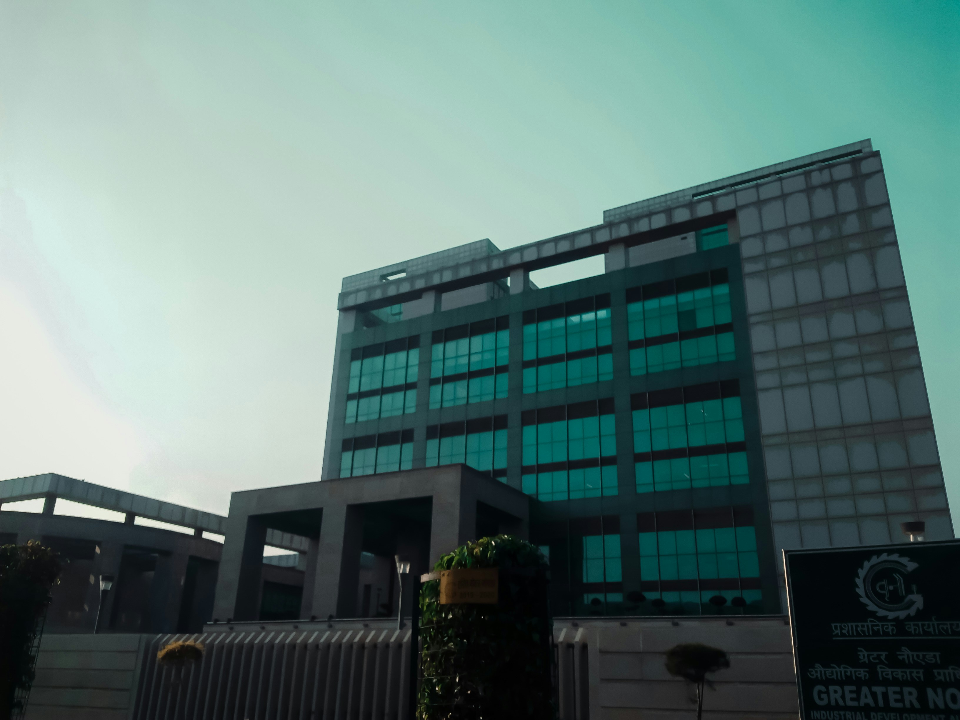 Detailed geopolitical map highlighting the Strait of Hormuz between Iran and Oman, with arrows showing oil tanker routes clearly marked.