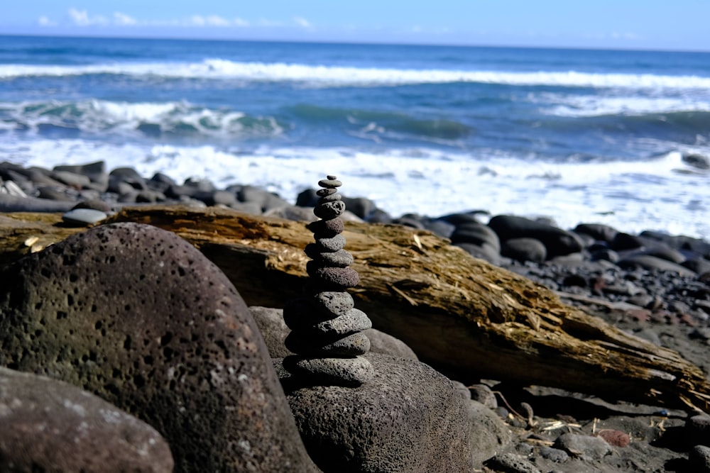 Una pila di rocce sedute sulla cima di una spiaggia