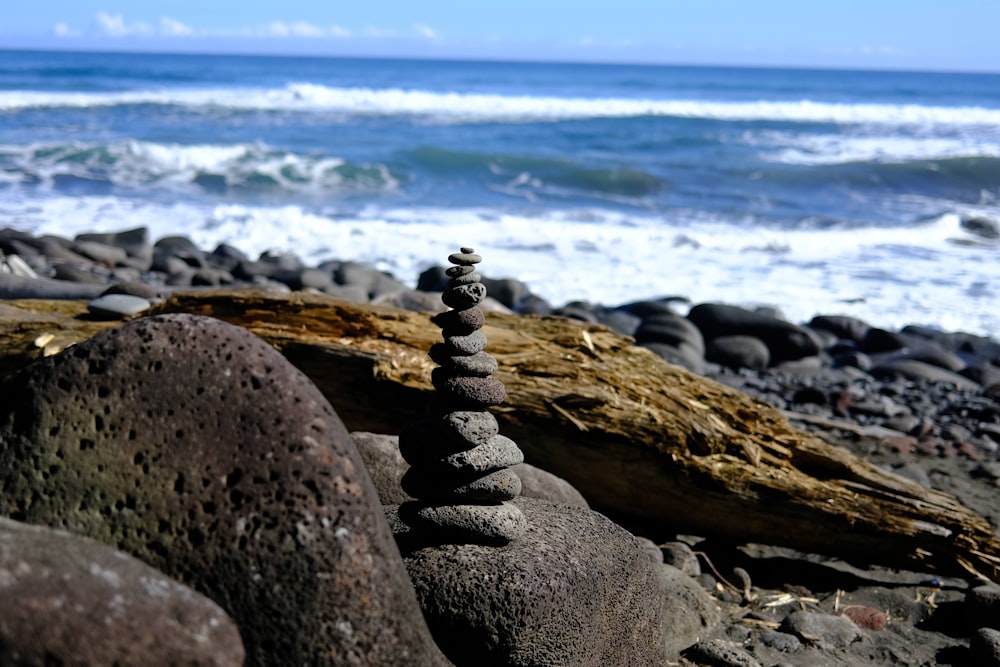 uma pilha de rochas sentados no topo de uma praia