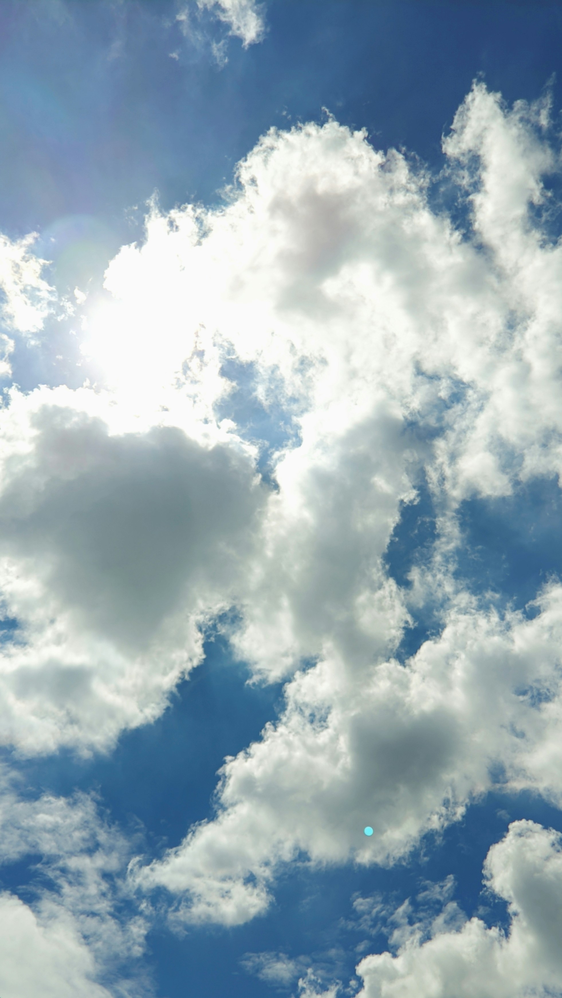 Ein Flugzeug, das durch einen bewölkten blauen Himmel fliegt