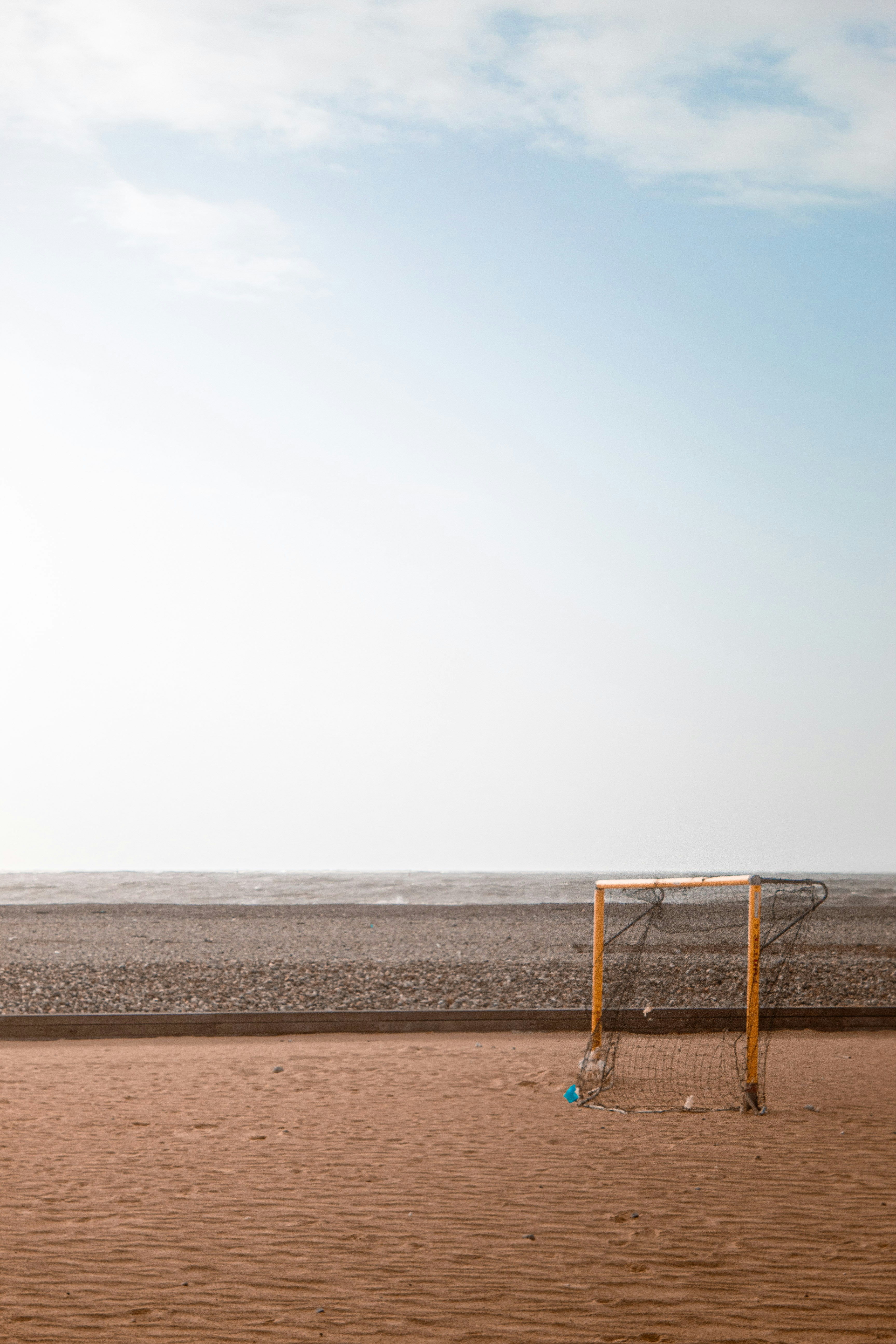 Una porta di calcio su una spiaggia con uno sfondo del cielo