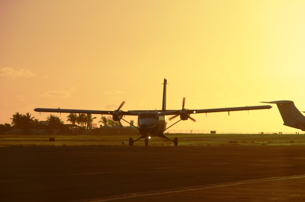 um avião que está sentado em uma pista