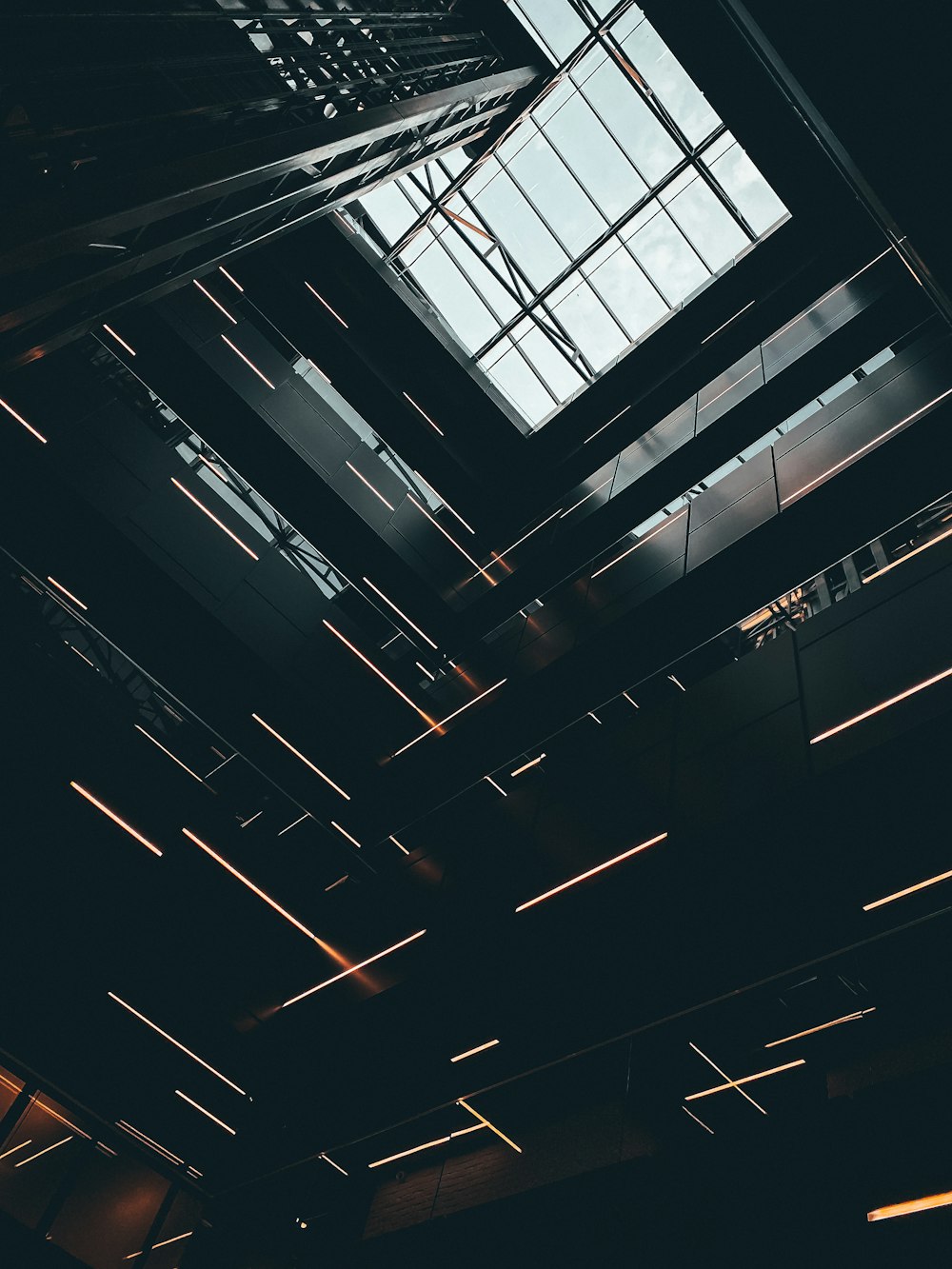 el techo de un edificio con una claraboya encima