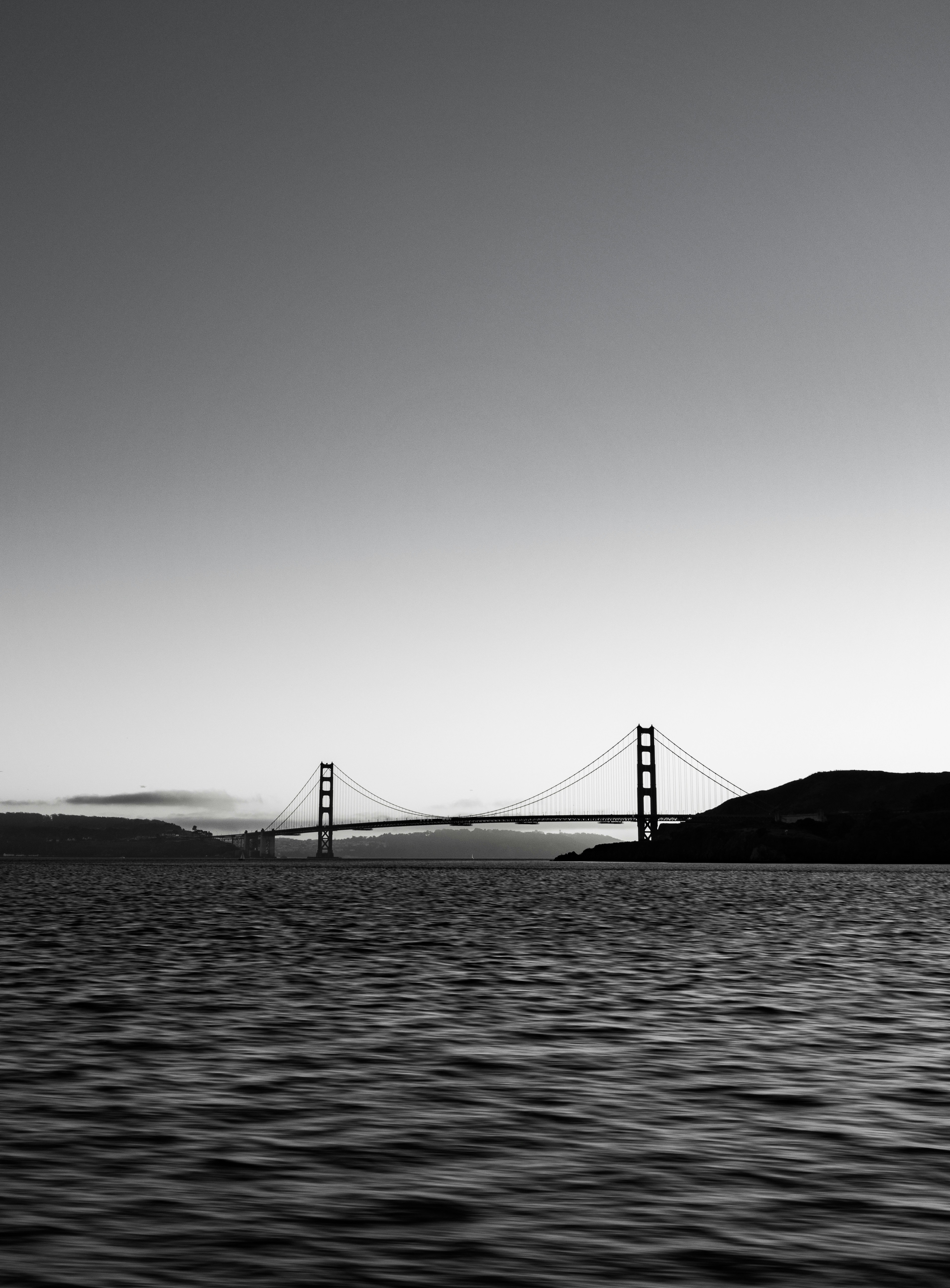Una foto en blanco y negro del puente Golden Gate