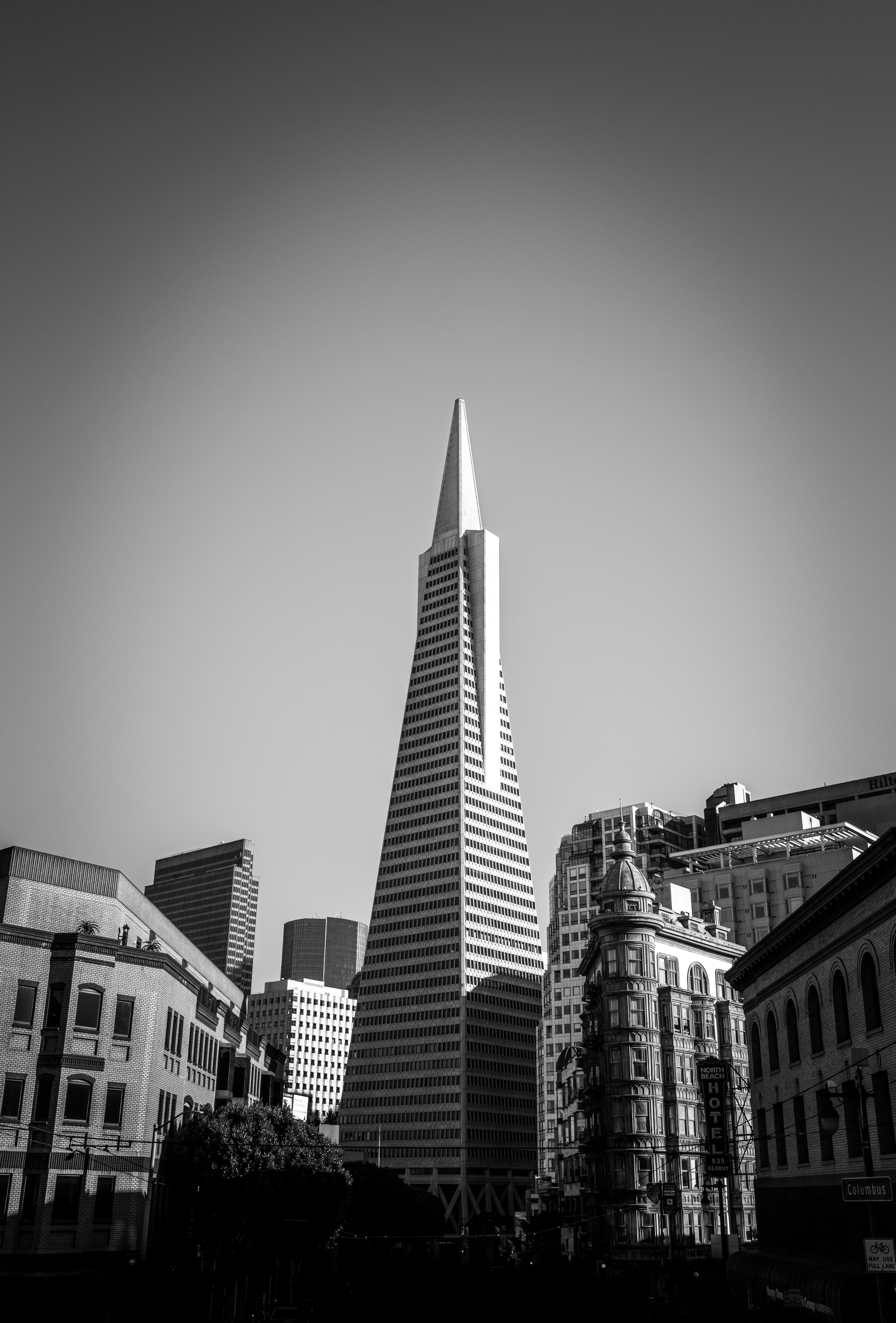 Una foto en blanco y negro de un edificio muy alto