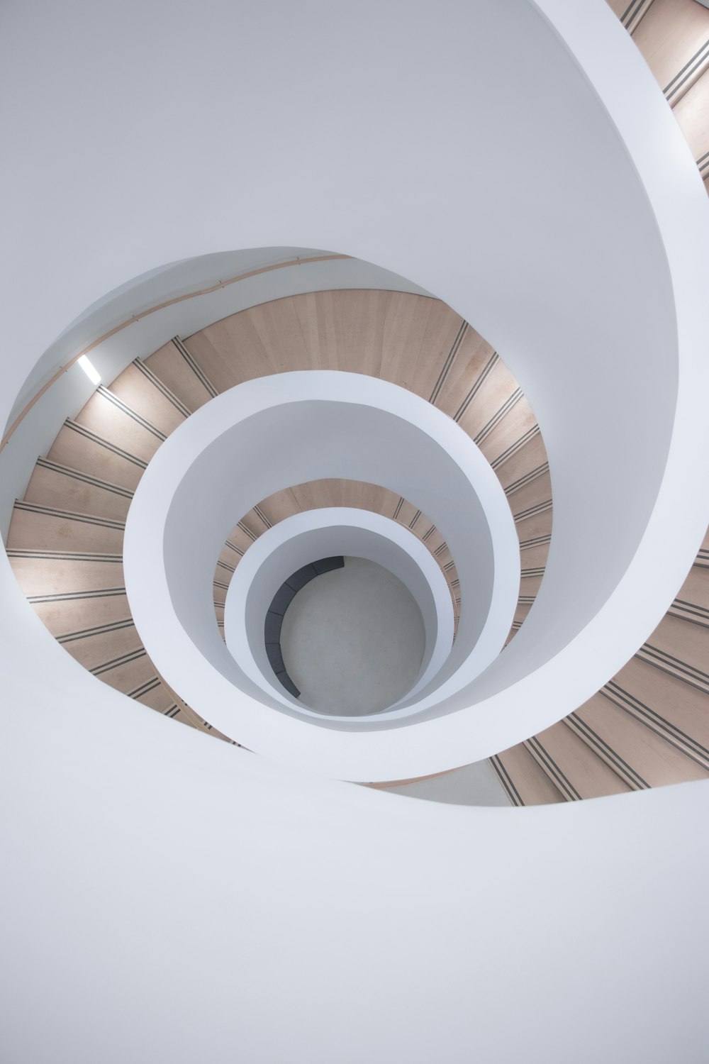 uma escada em espiral em um edifício com paredes brancas