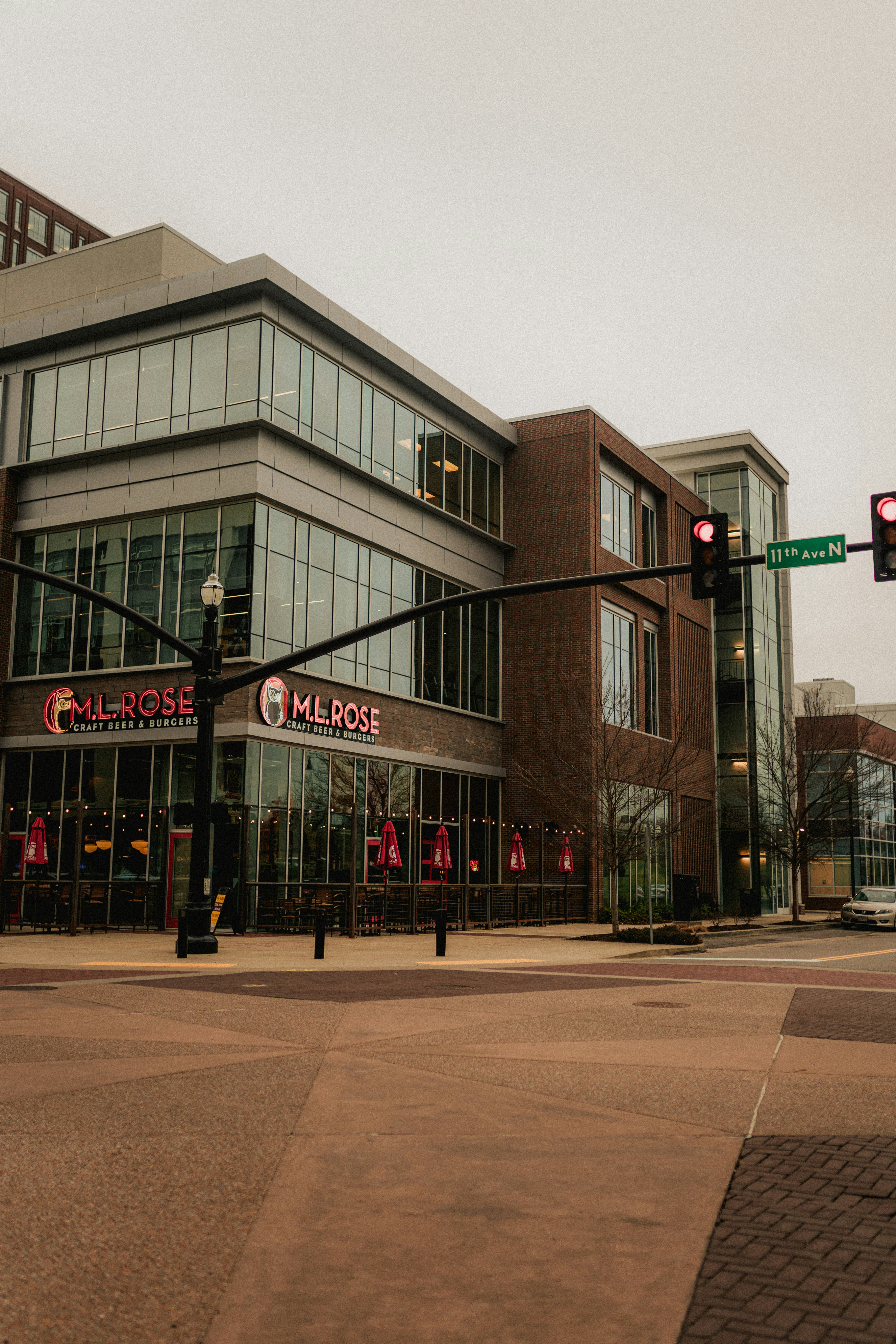 Eine rote Ampel vor einem hohen Gebäude