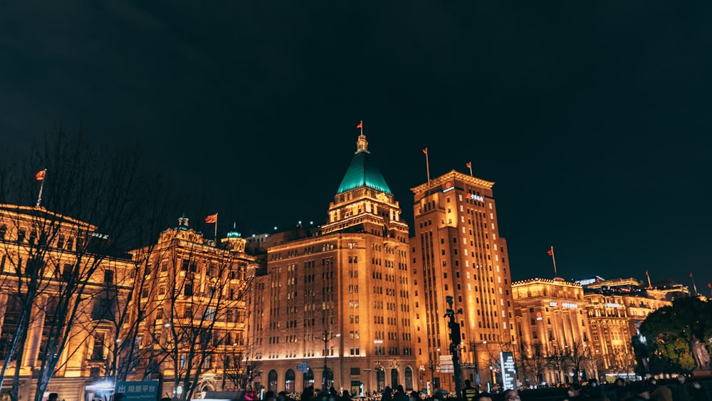 Un gran edificio con una cúpula verde por la noche