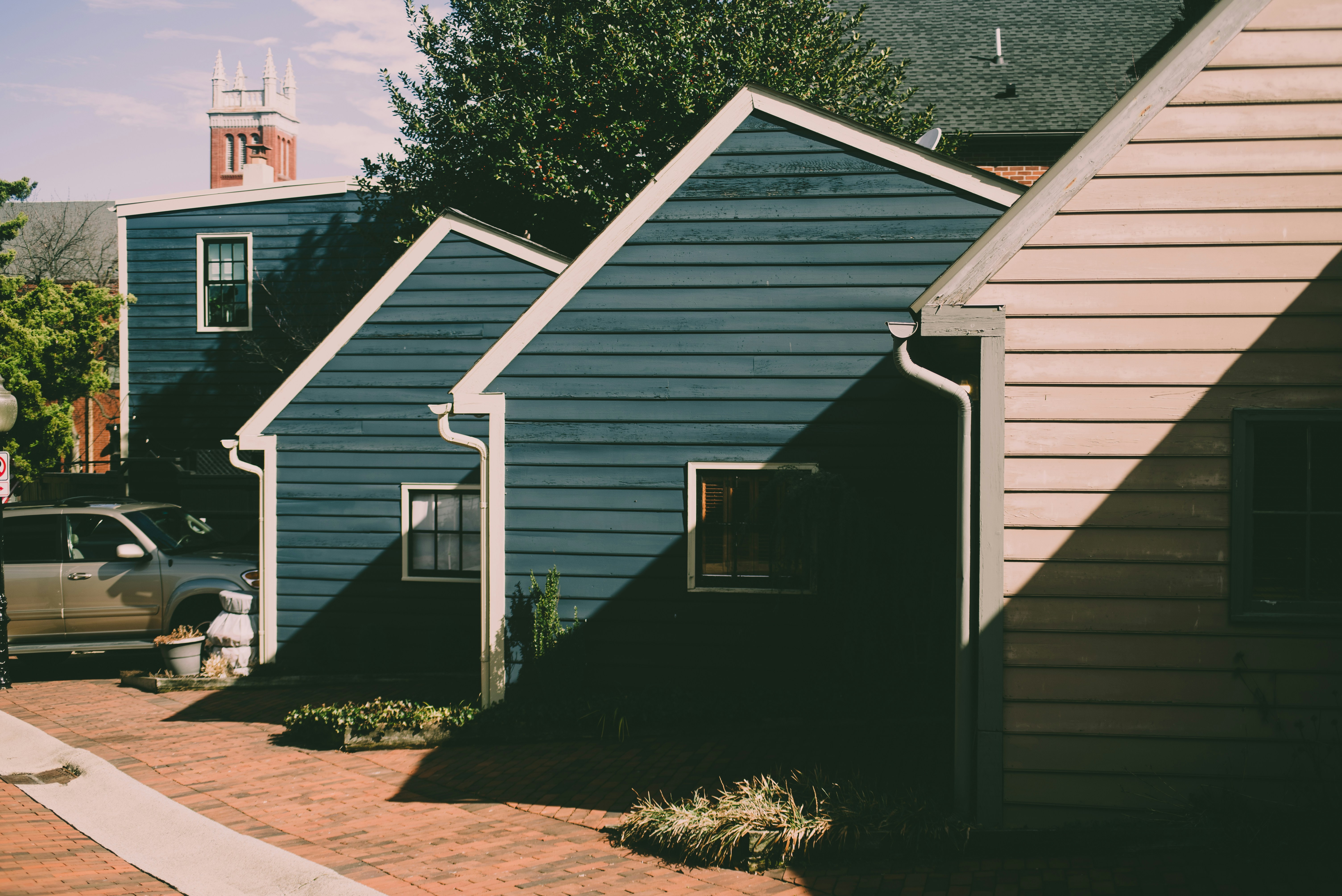 eine Häuserzeile mit einem davor geparkten Auto