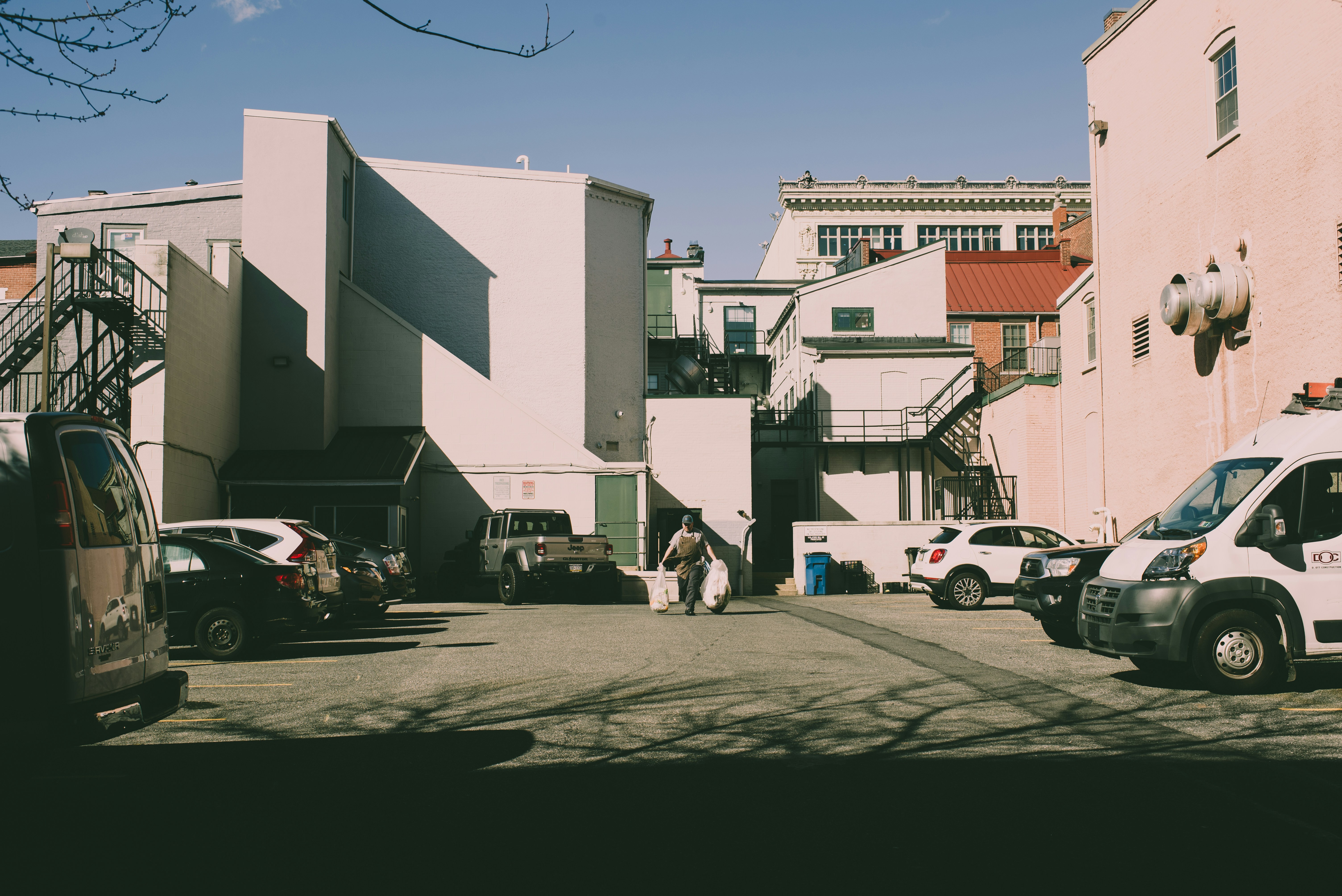 Eine Gruppe von Autos parkt vor einem Gebäude