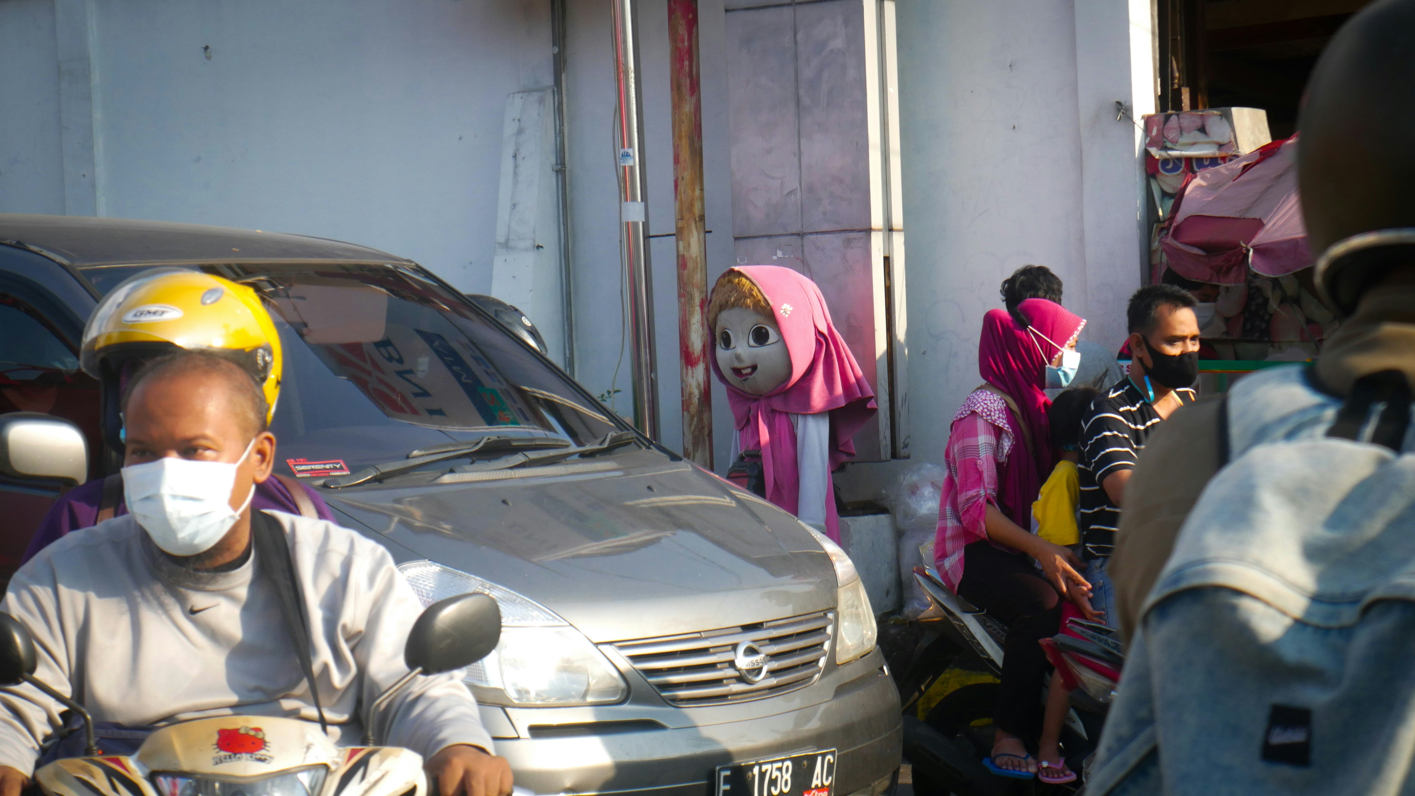 sekelompok orang mengendarai sepeda motor di jalan