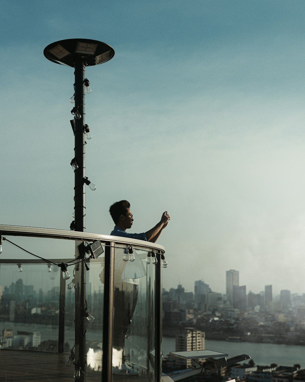 Un hombre parado en la cima de un edificio alto