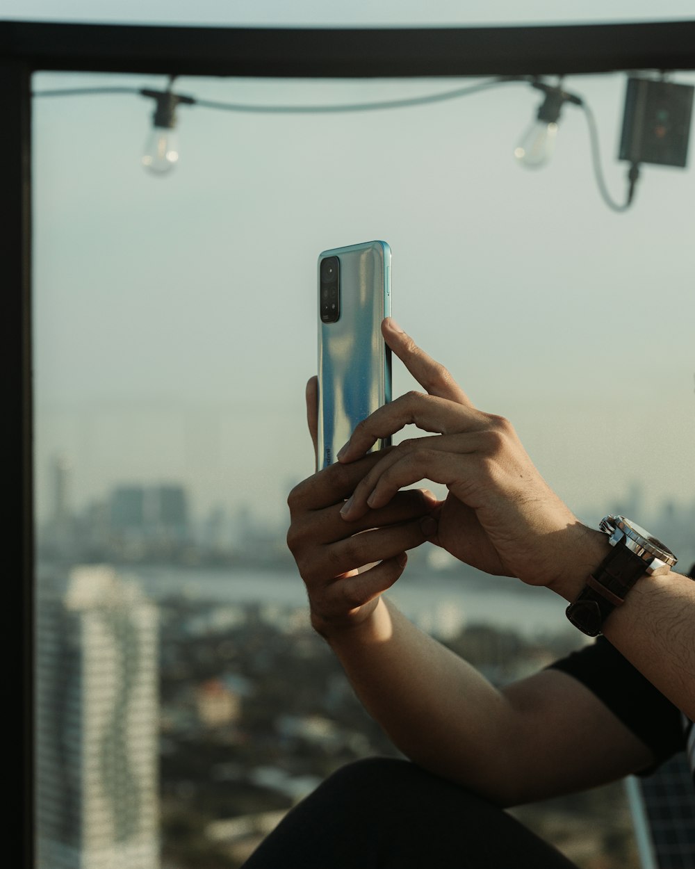 una persona tomando una foto con un teléfono celular