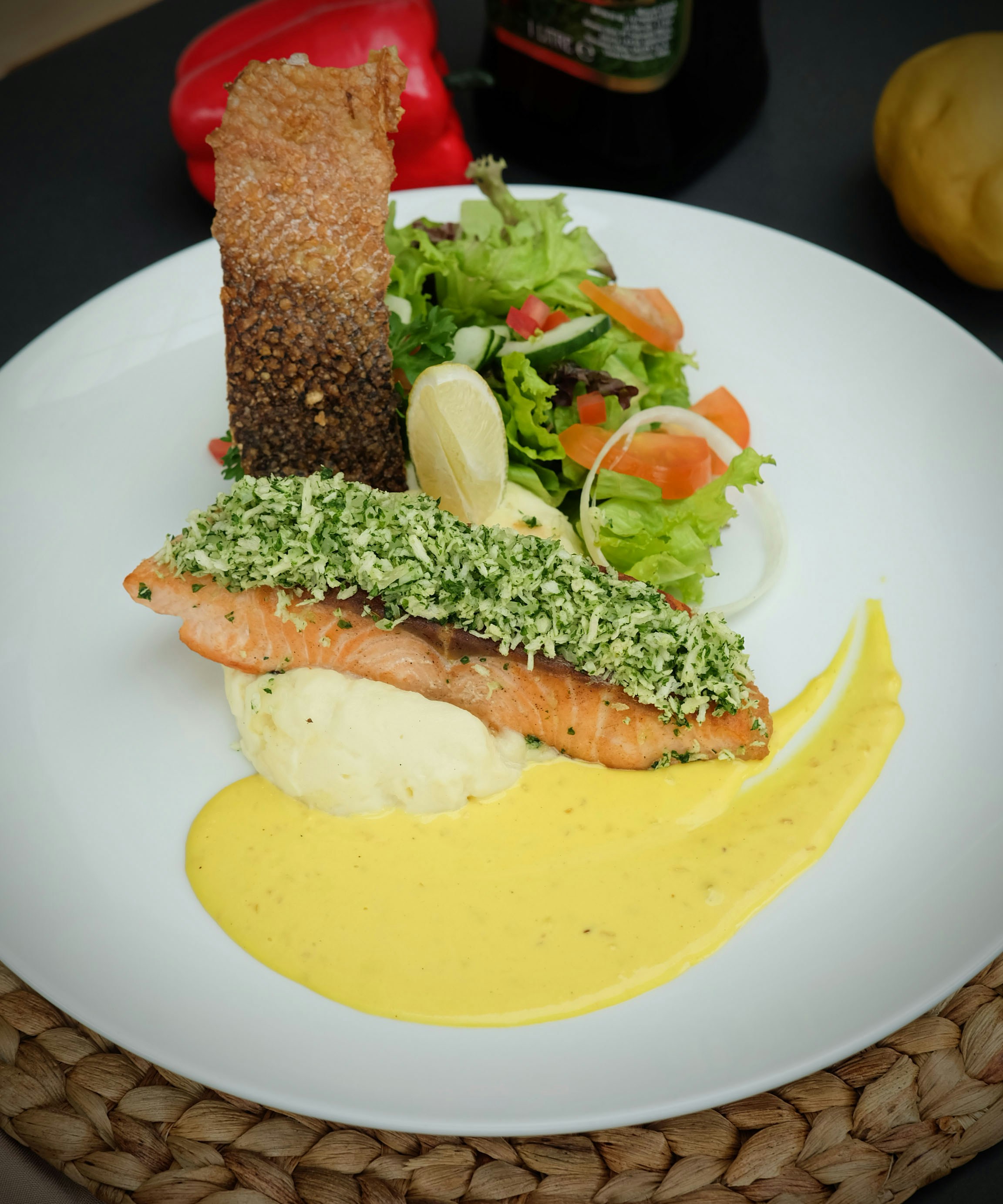 une assiette blanche garnie d’un sandwich et d’une salade