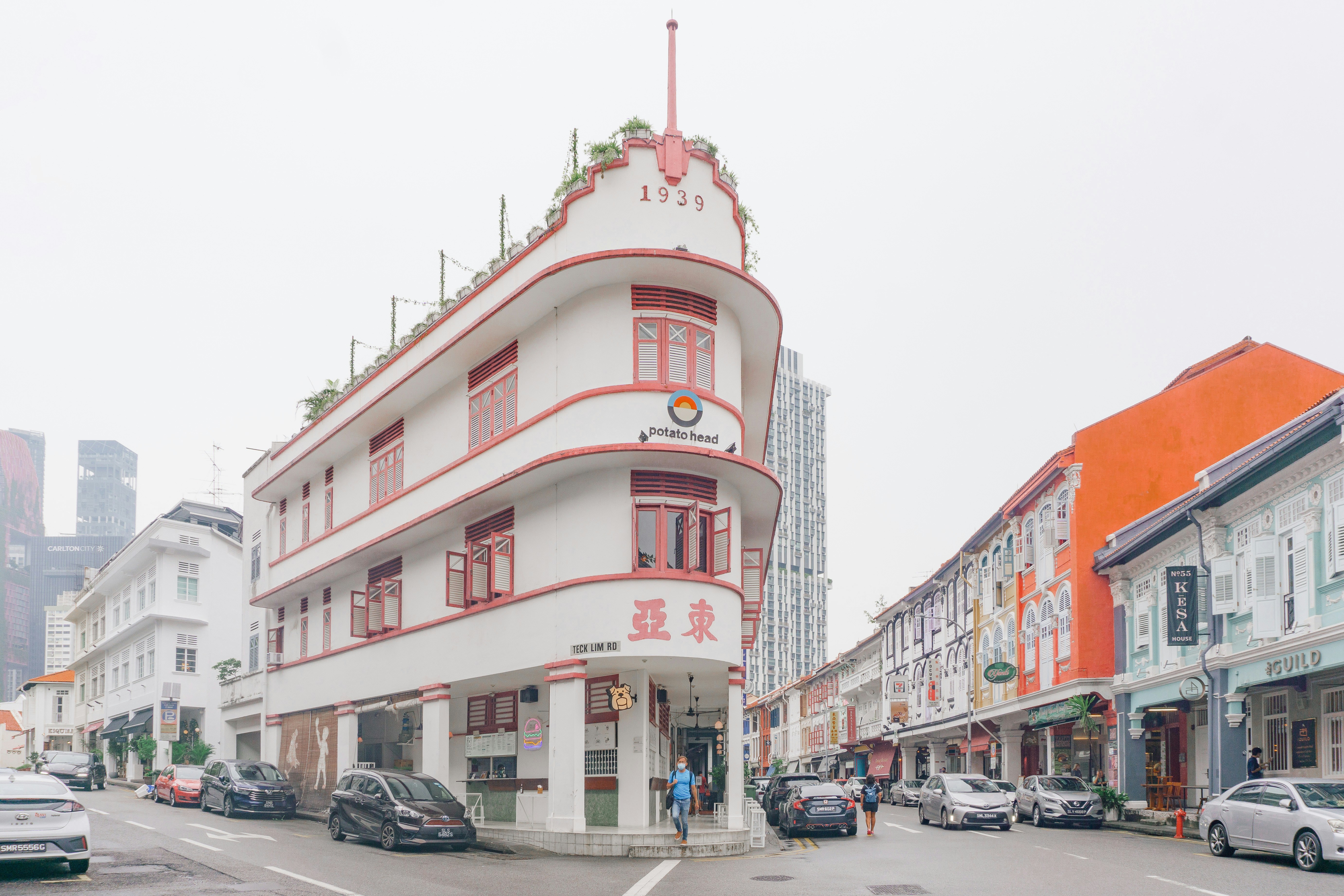 脇に車が停まっている通り