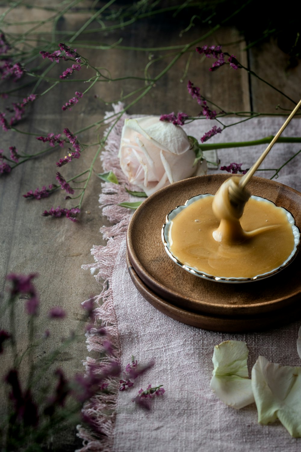 una mesa cubierta con flores y un platillo