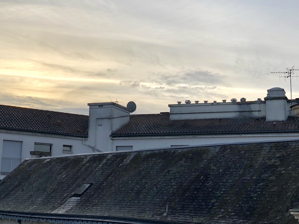 un bâtiment qui a une horloge sur le dessus