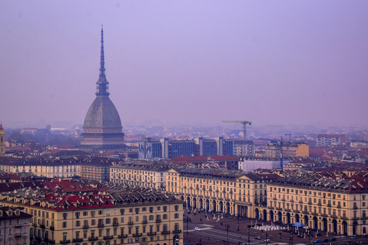 La Mole Antonelliana domina i tetti di Torino