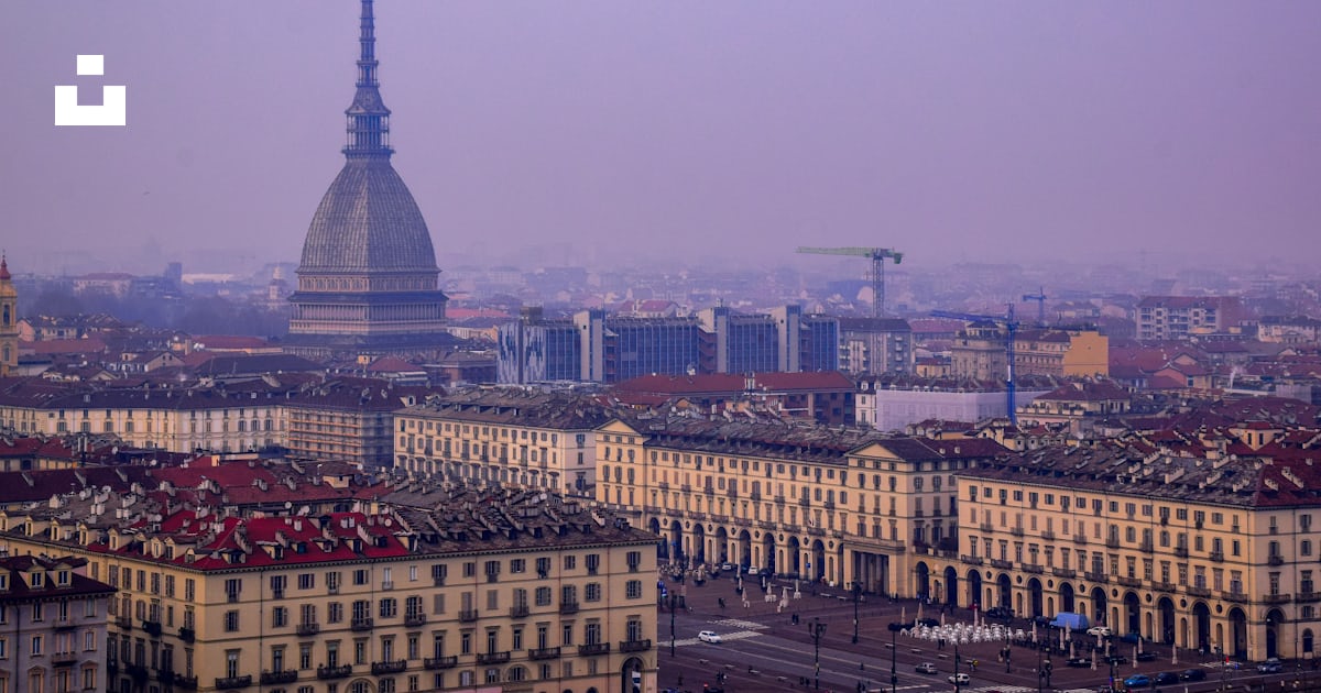 Foto Un gran edificio en una ciudad Imagen Ciudad metropolitana de