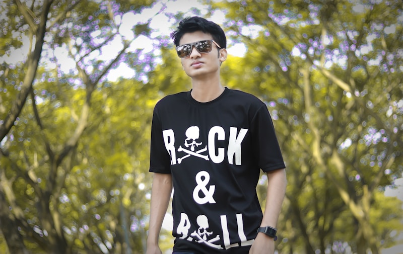 T-shirt rock sur jeune noir