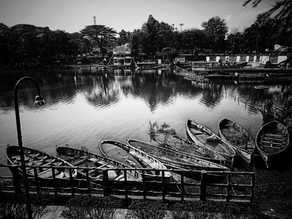 a black and white photo of a lake filled with boats