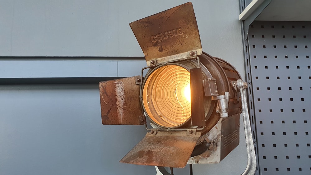 A close up of a traffic light on a pole photo – Free Spotlight