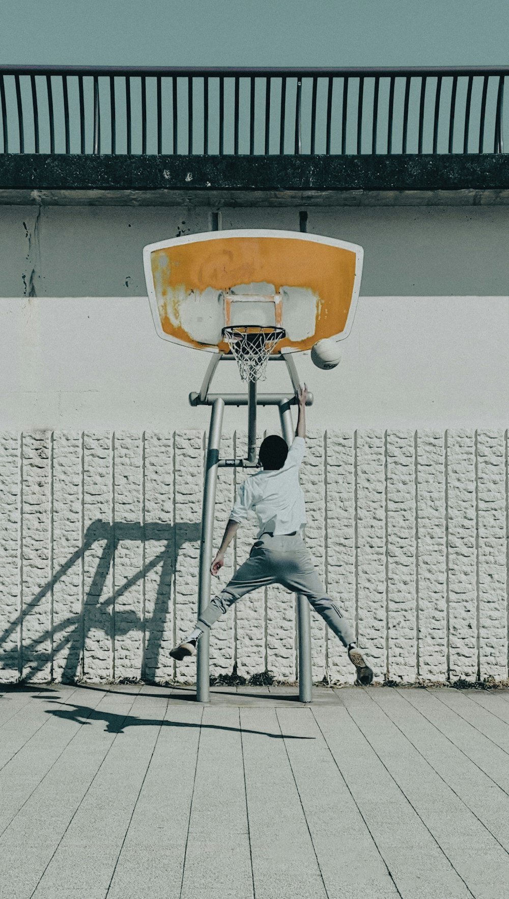 um homem está jogando basquete em um aro de basquete