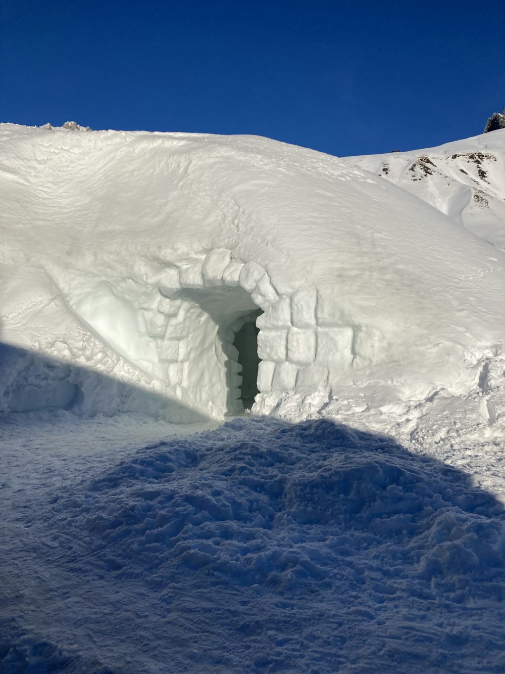 真ん中に穴の開いた雪に覆われた山