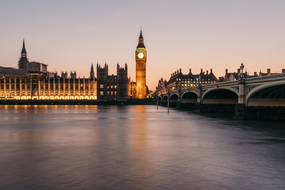 La torre del reloj Big Ben que se eleva sobre la ciudad de Londres