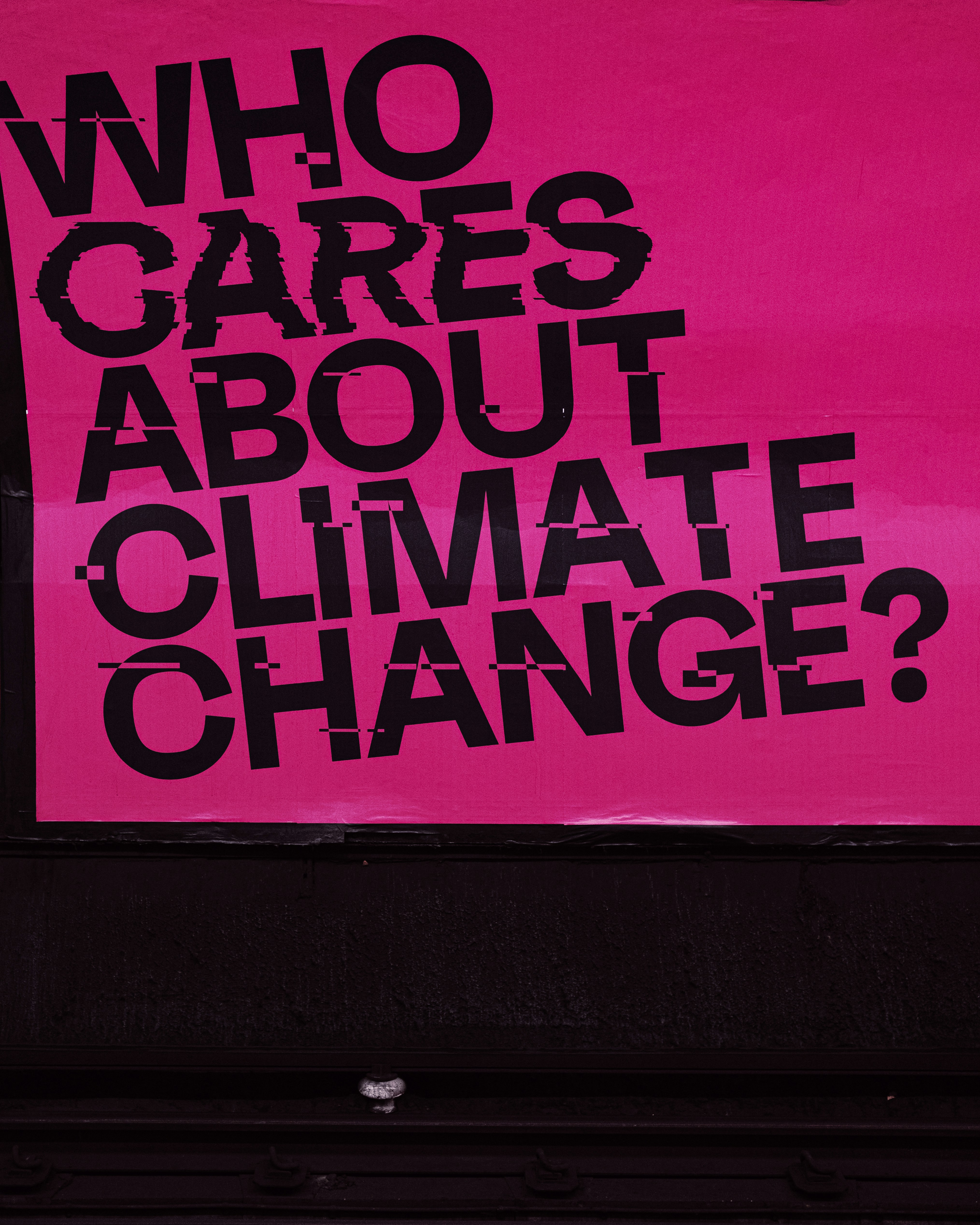 Un póster rosa con palabras negras