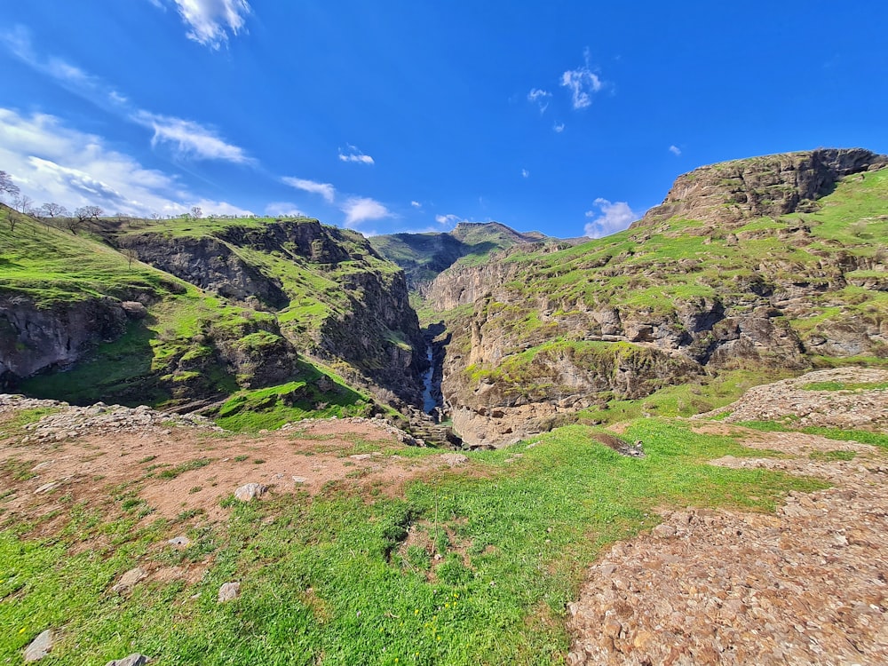 una vista panoramica di una valle con una cascata